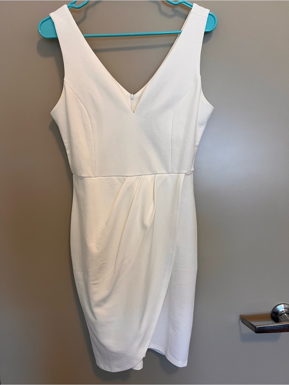 Elegant White V-Neck Sleeveless Sheath Dress